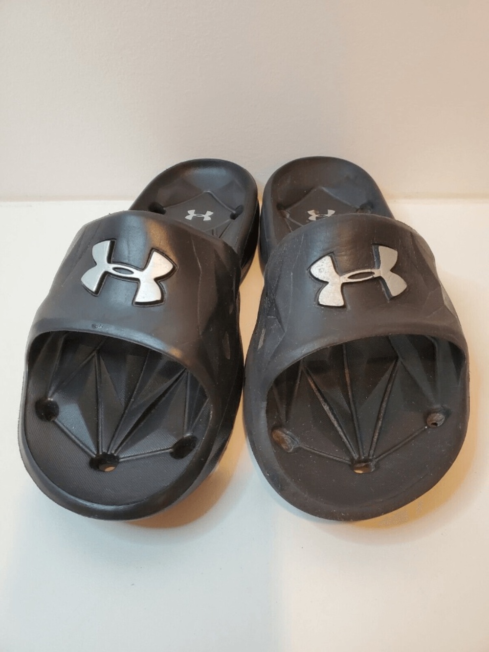 Under Armour Faux Leather Sandals Slippers Shoes Locker Size Y6 W7